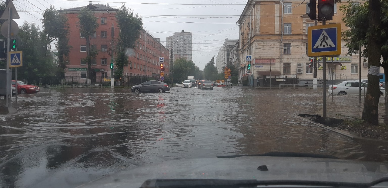 Сегодня утром в твери. Ливень в Твери. Наступил марток надевай 7 порток картинки.