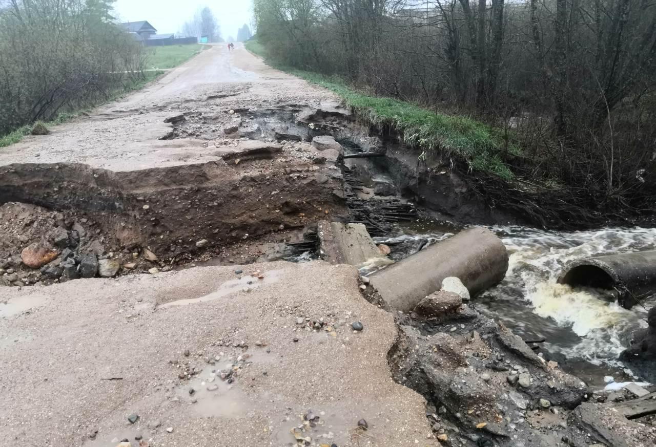В Тверской области дожди размыли дорогу и затопили улицы Кувшиново
