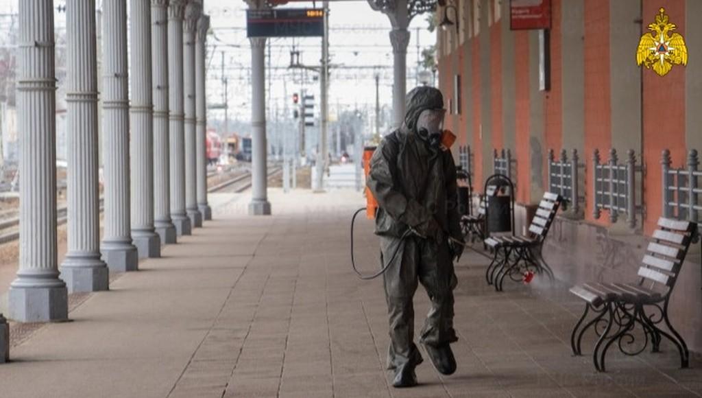 Сотрудники МЧС продезинфицировали железнодорожный вокзал в Твери