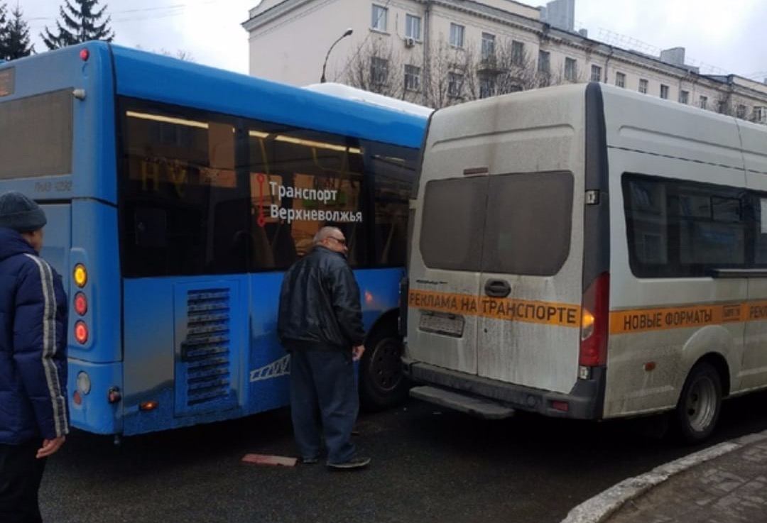 Два новых синих автобуса попали в ДТП в Твери