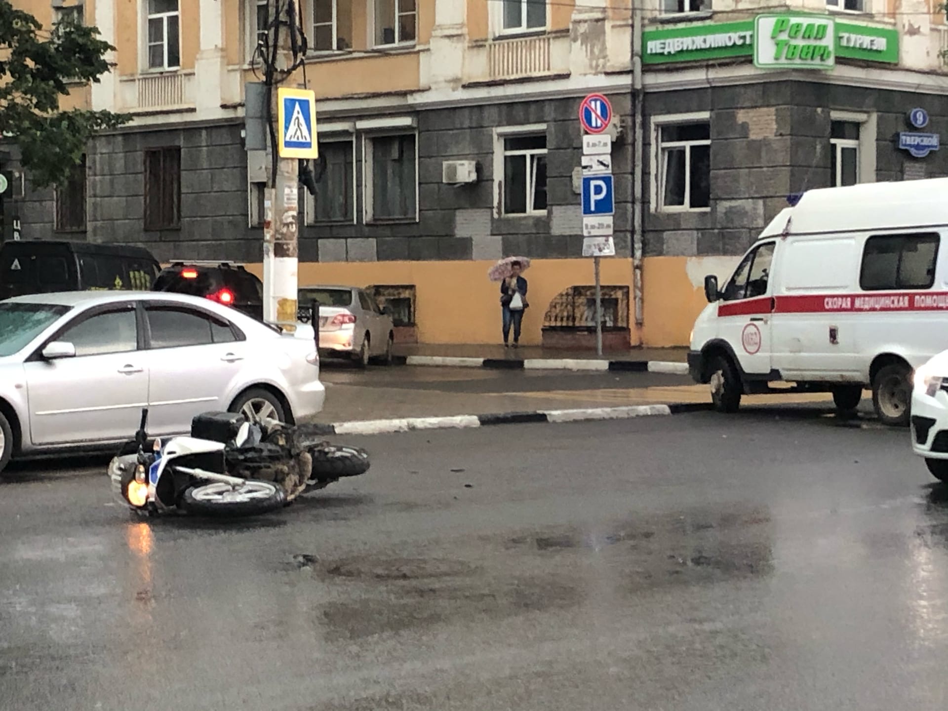 Автомобиль и мотоцикл ДПС столкнулись в Твери