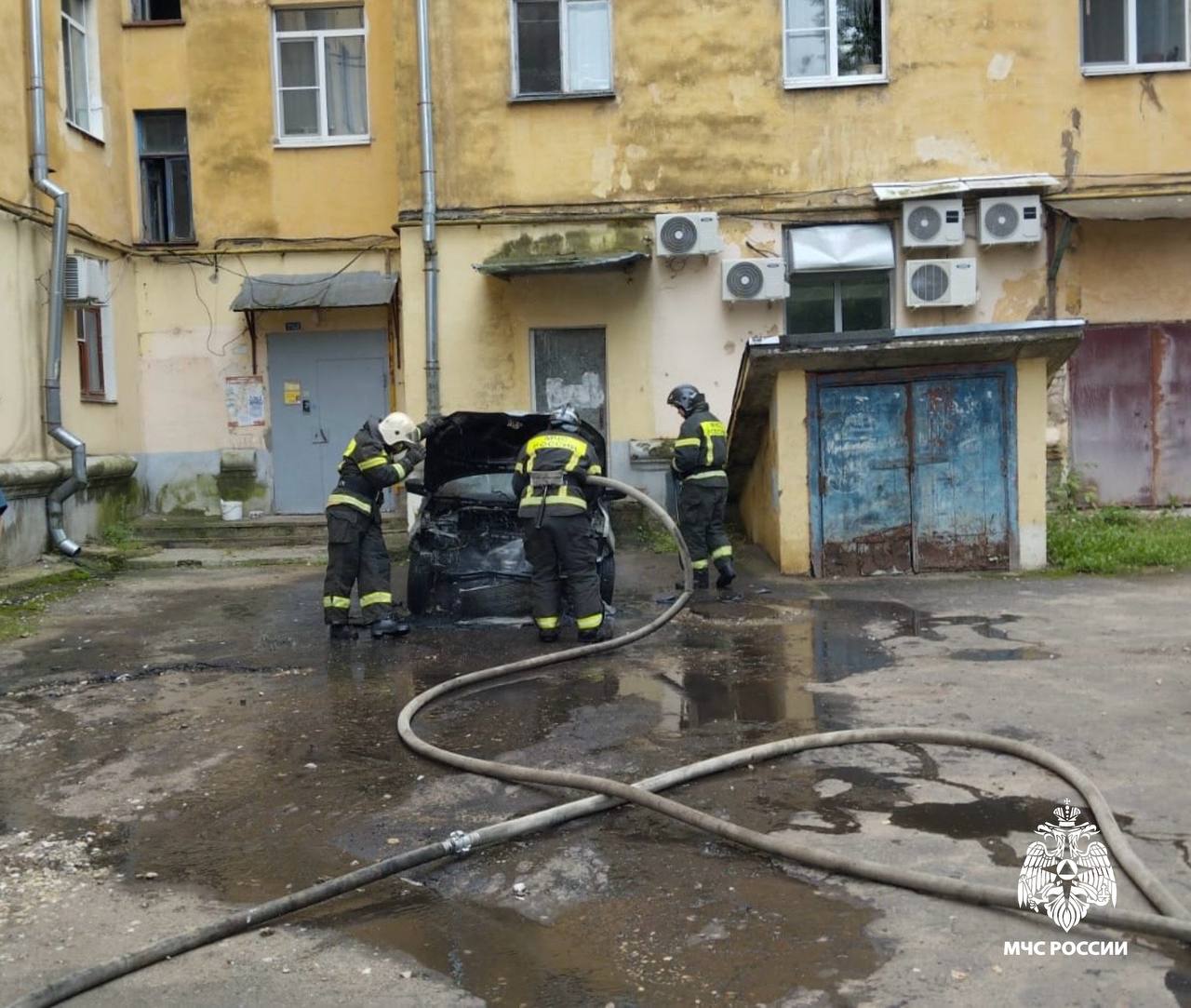 В Твери во дворе дома горел автомобиль