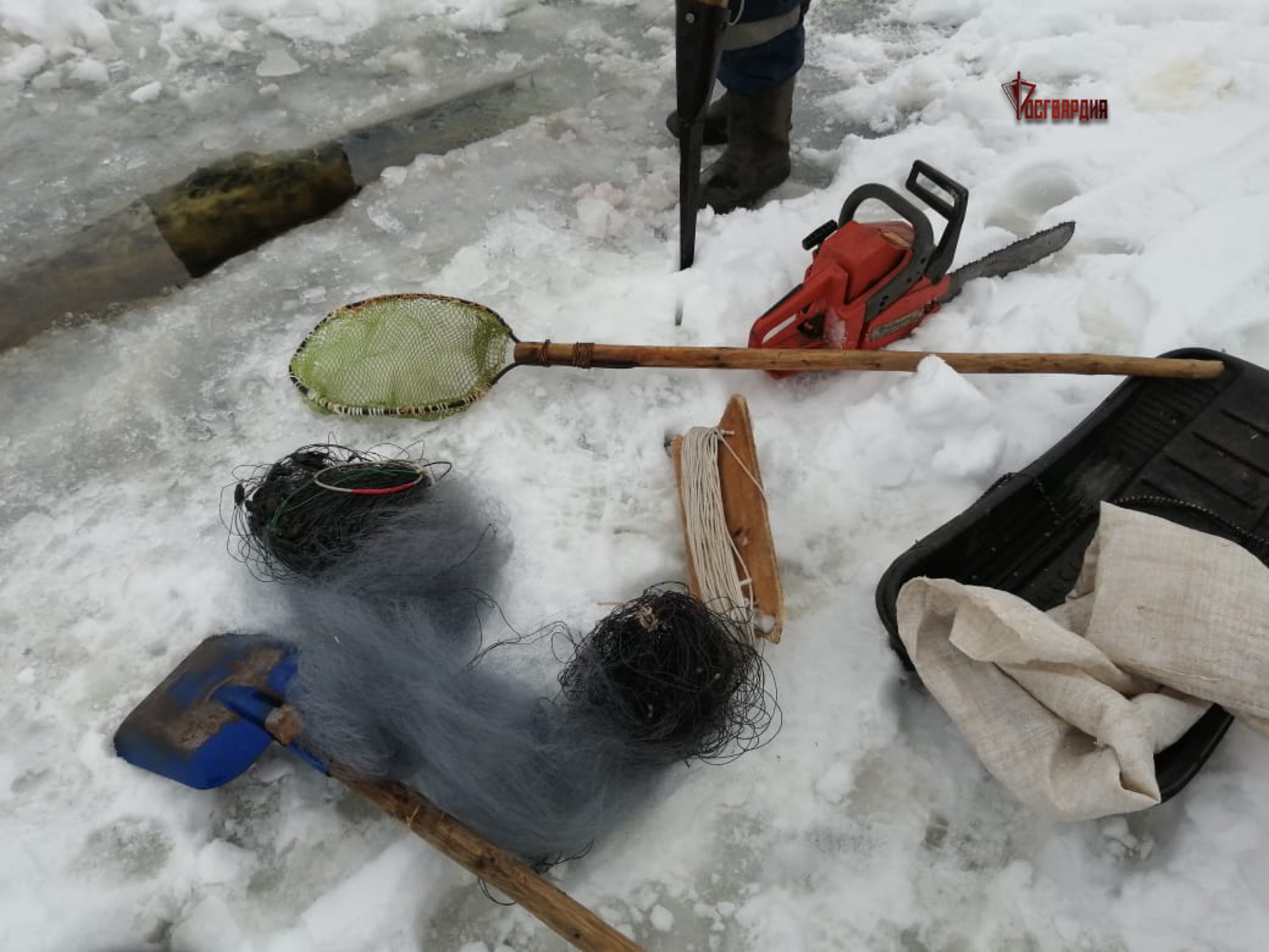 На озере Тверской области ОМОН и рыбохрана задержали расставивших сети браконьеров