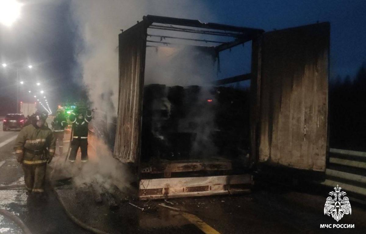 В Тверской области на М11 загорелся грузовик с бревнами