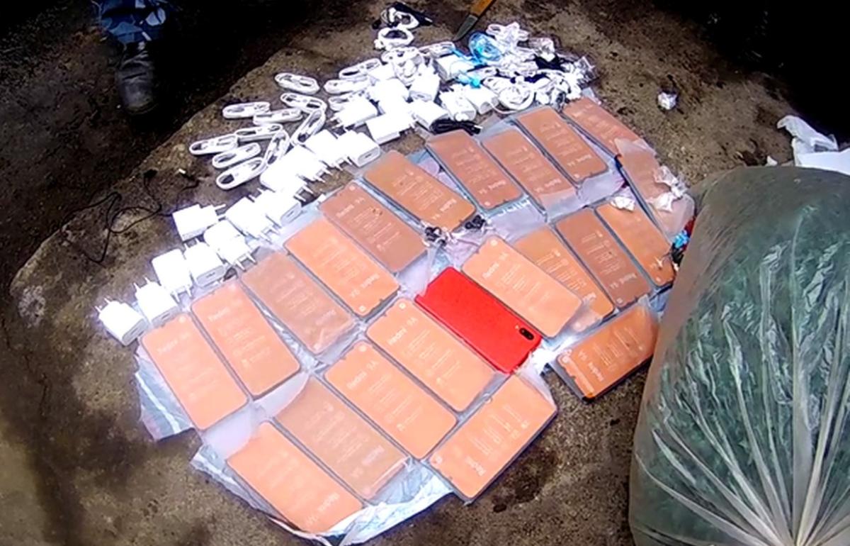 В колонию в Нелидовском округе в коробке с лепестками искусственных цветов пытались провезти телефоны