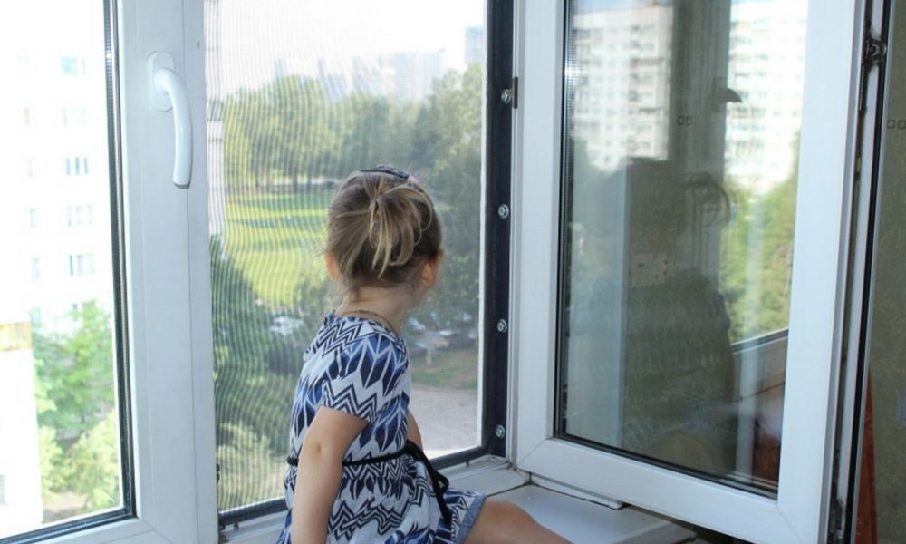 В Тверской области 3-летняя девочка выпала из окна