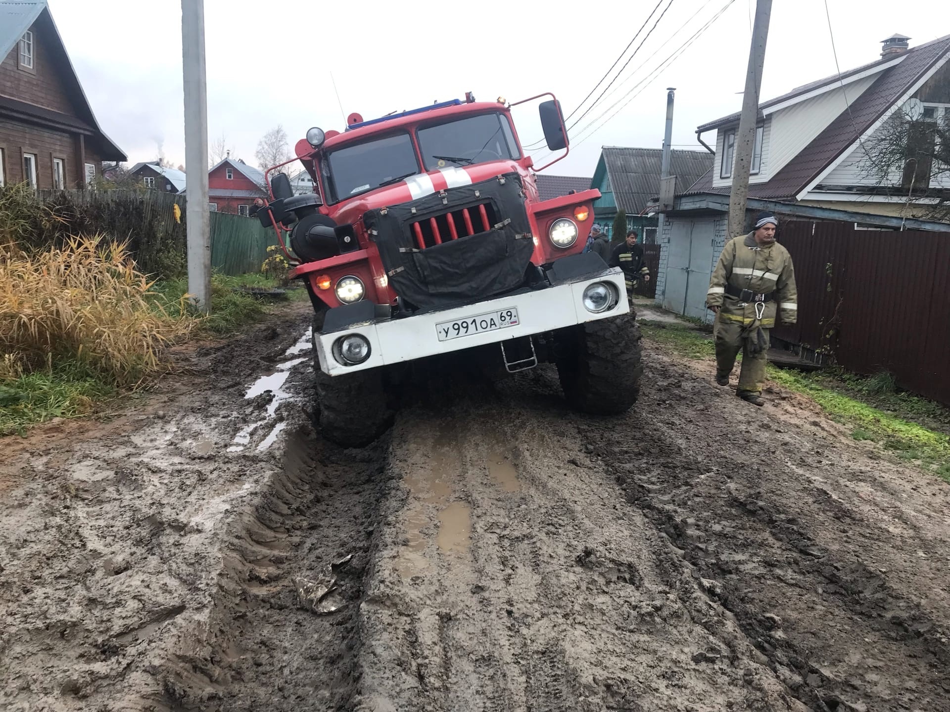 Пожарная машина застряла после тушения пожара в Нелидово
