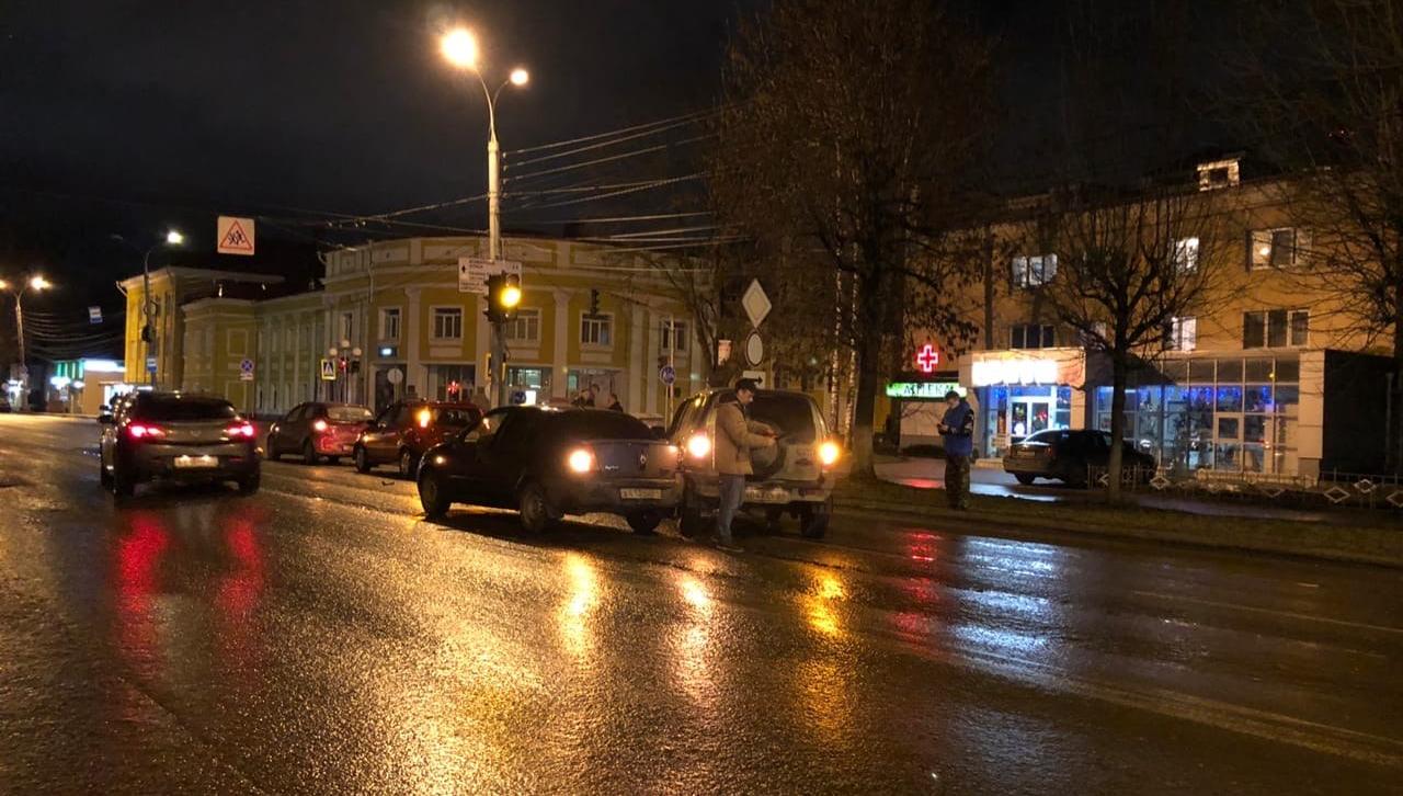 В Твери столкнулись четыре легковушки, есть пострадавший