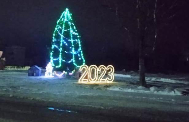 Энергетики помогли украсить главную новогоднюю  ёлку в поселке Пено - новости Афанасий