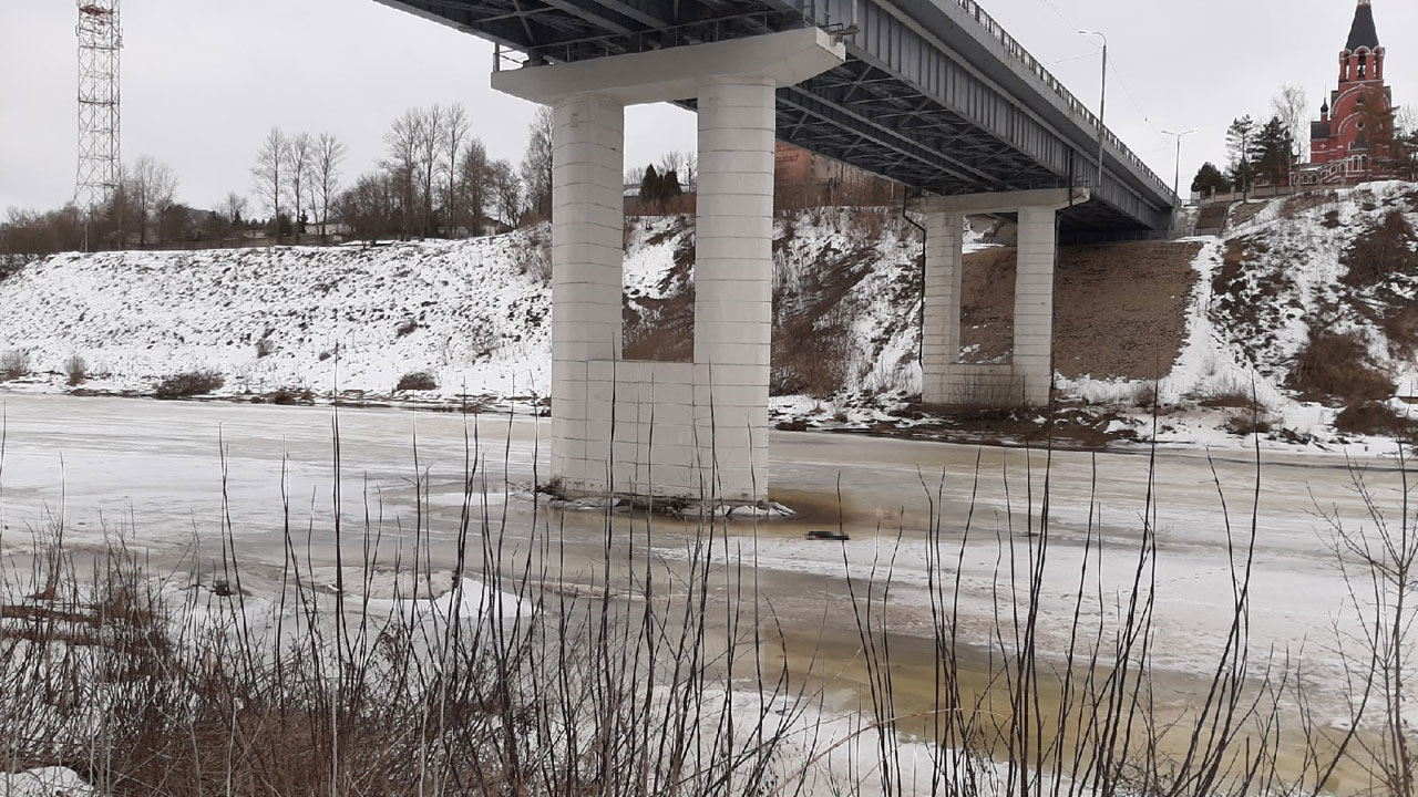 В Ржеве Тверской области под мостом нашли мертвого мужчину