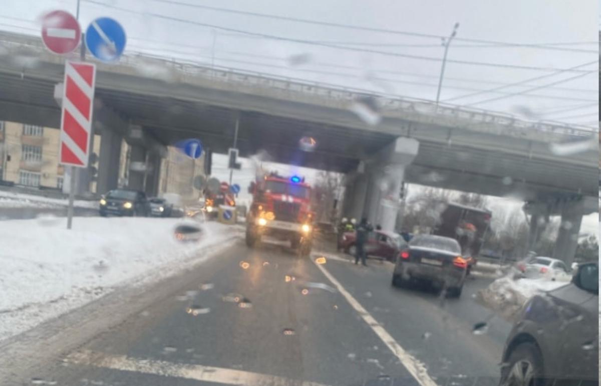 В Твери легковушка влетела в грузовик 