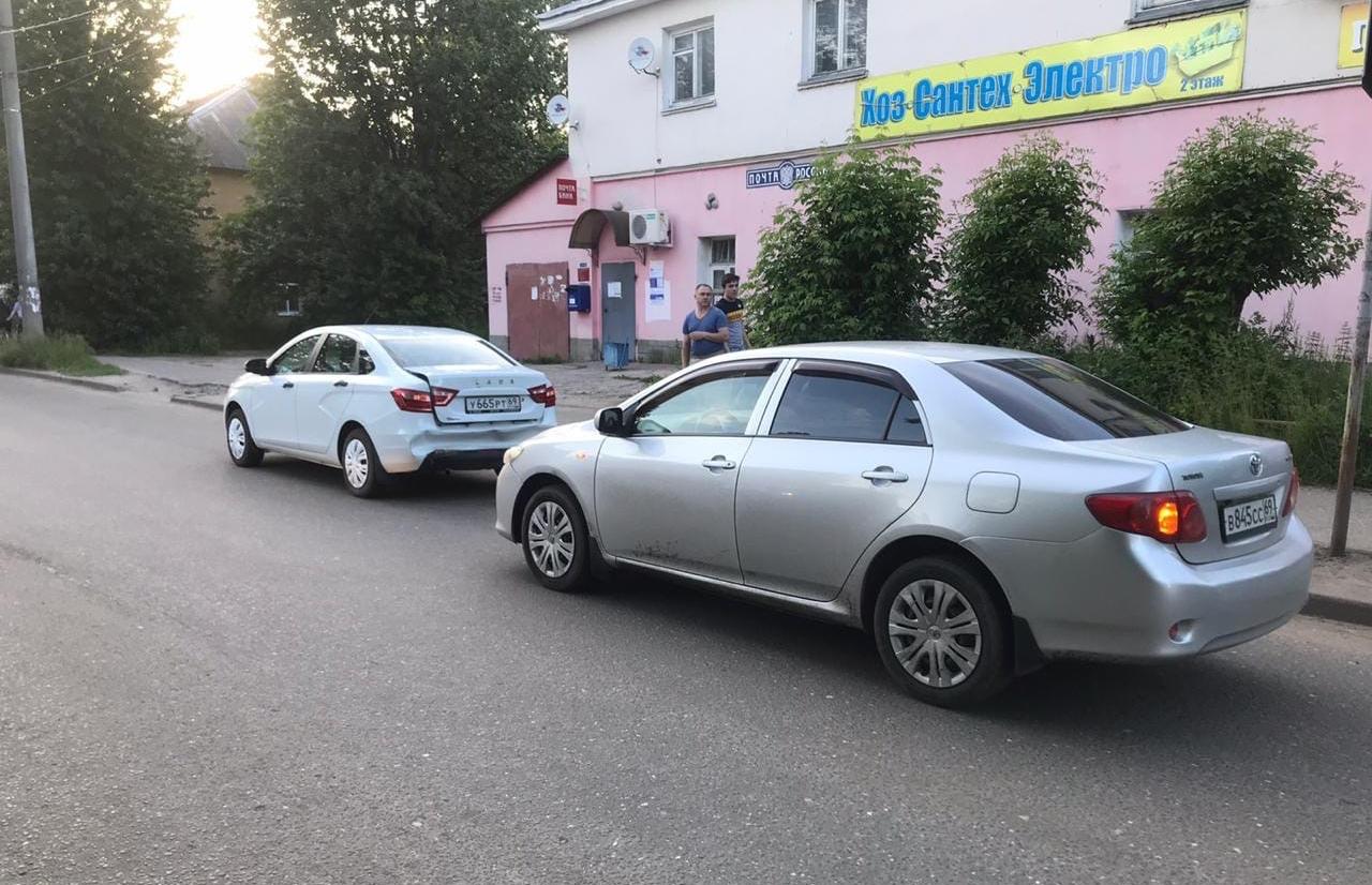 Два автомобиля столкнулись в Затверечье 