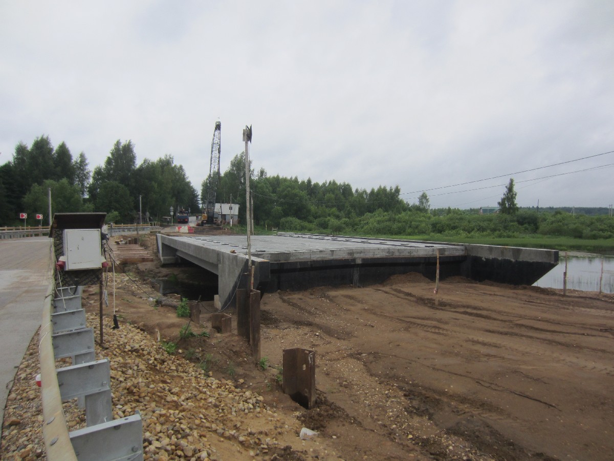 В Калининском округе реконструируют мост через реку Ведемью