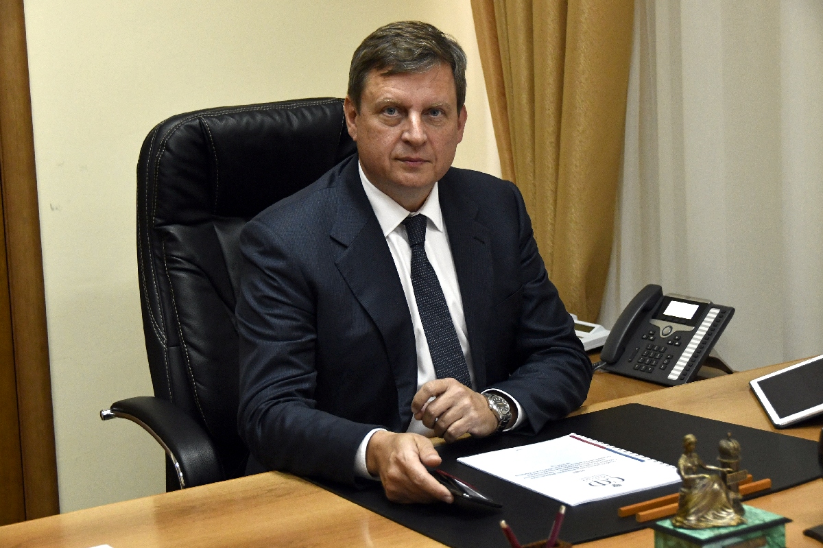 Сенатор Андрей Епишин поздравляет жительниц Тверской области с Международным женским днем