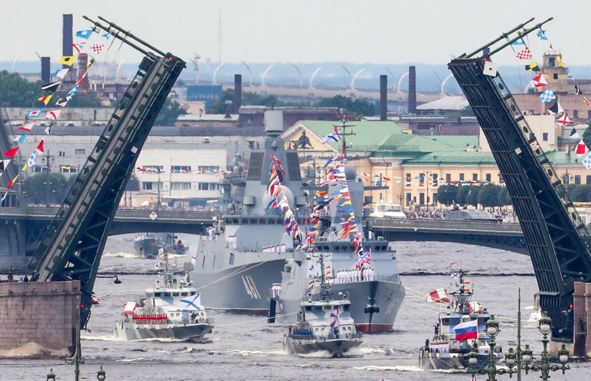 В Санкт-Петербурге и Кронштадте прошел военно-морской парад