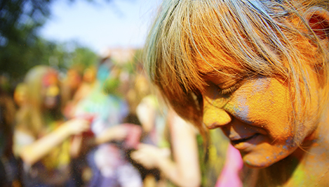 Красочное безумие: около сотни человек в Твери стали участниками фестиваля красок  / фоторепортаж 
