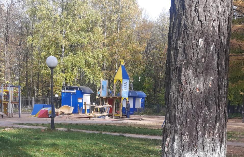 В Детском парке в Твери сносят аварийную площадку