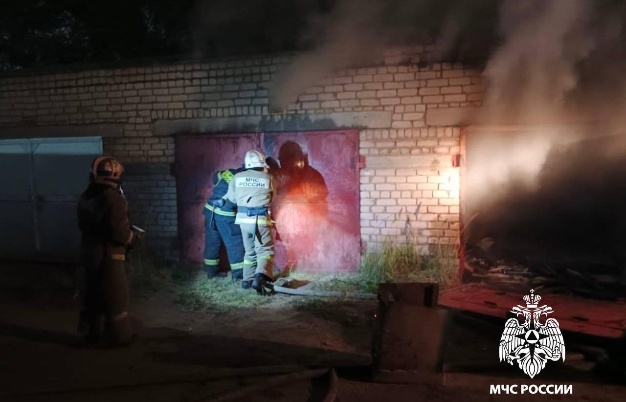 В Кимрах пожарные потушили гараж