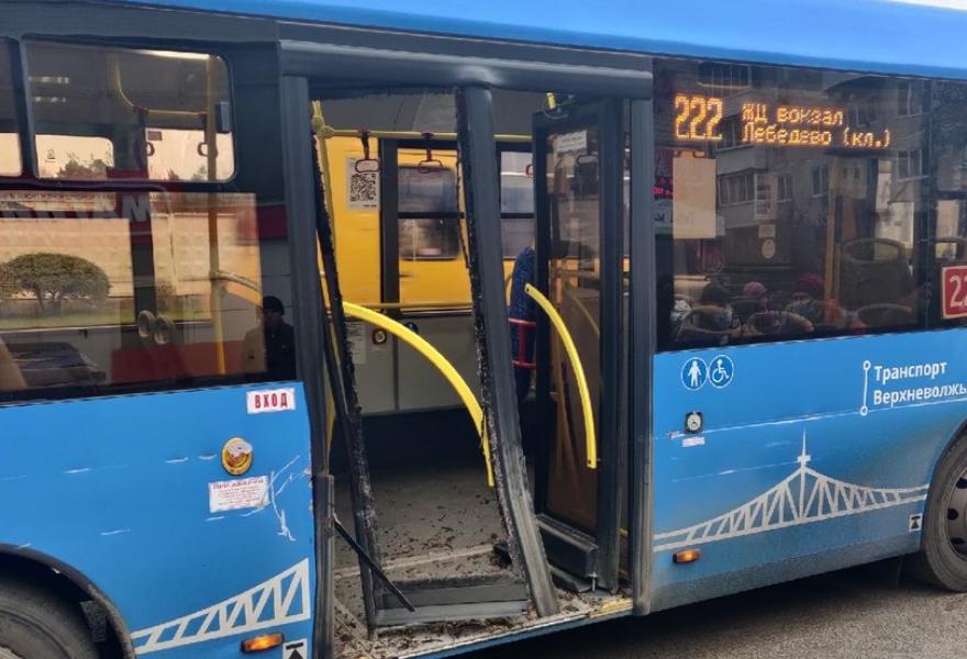 В Твери ЗиЛ коммунальщиков протаранил пассажирский автобус