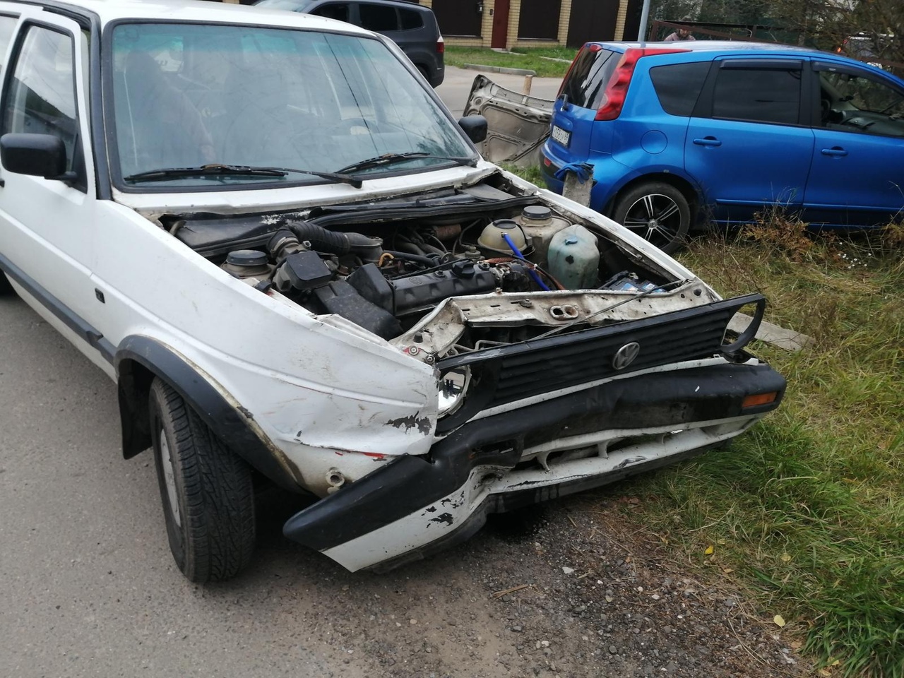 В Твери водитель Nissan пострадал, столкнувшись с Volkswagen Golf