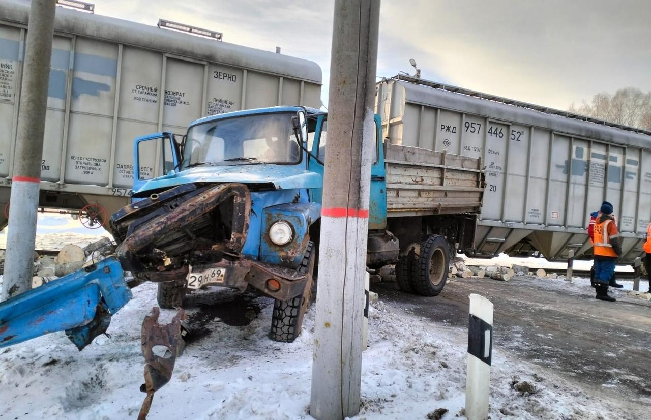 Водитель грузовика пострадал в ДТП с поездом на железнодорожном переезде под Ржевом - новости Афанасий