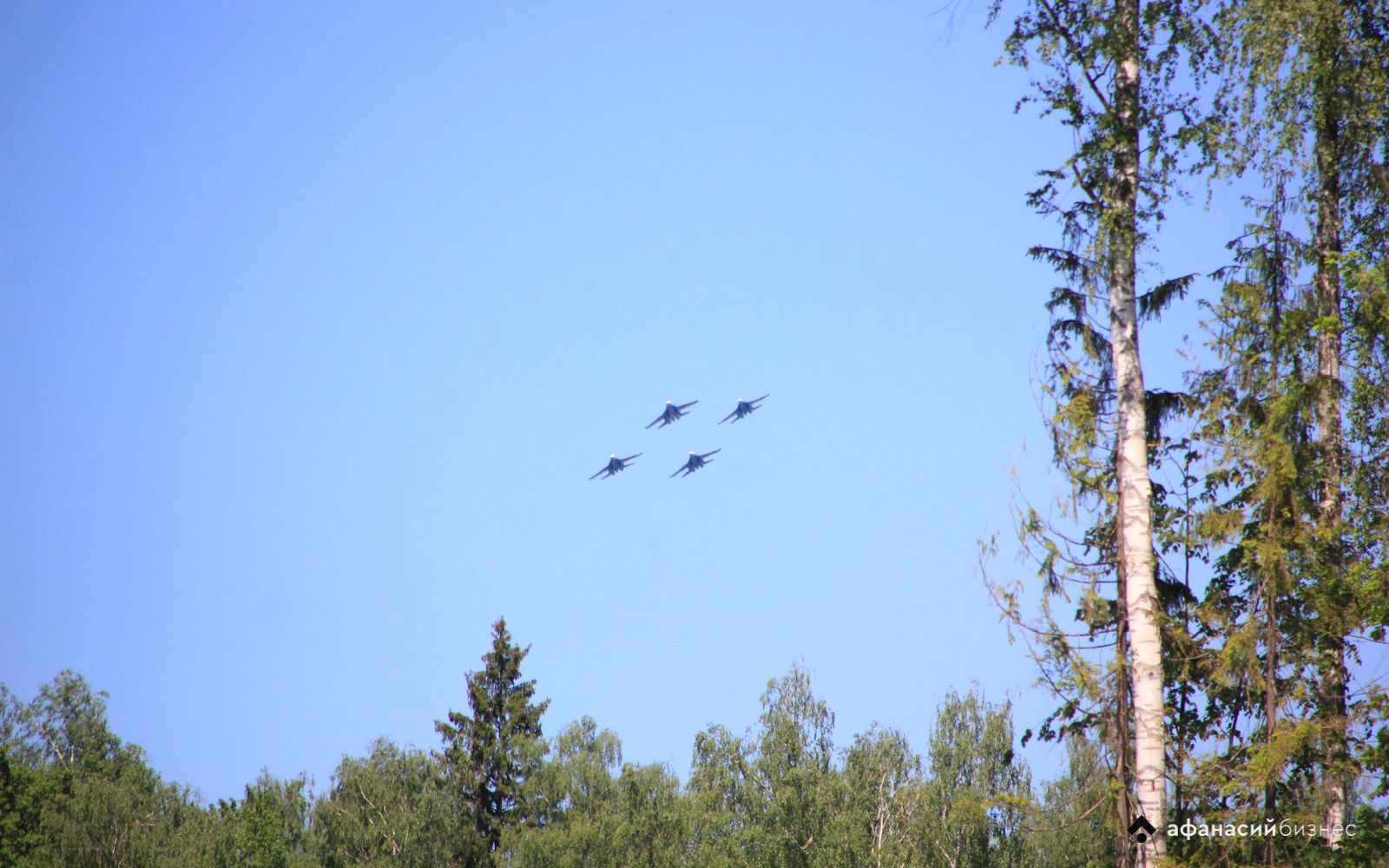 В Тверской области экипажи истребителей отрабатывали сложные маневры в воздухе