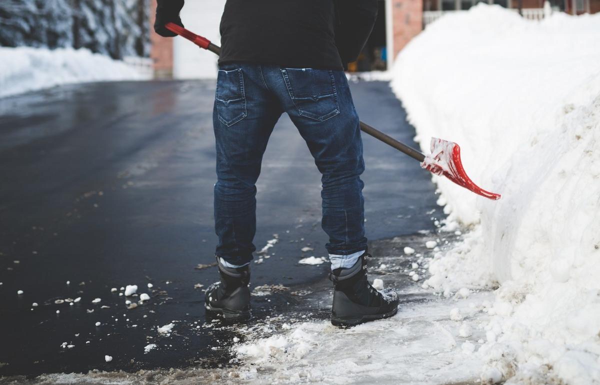 Прокуратура вынудила УК убрать снег во дворе дома в Твери Фото: Filip Mroz/ Unsplash