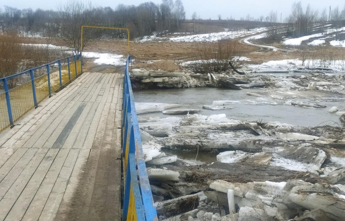 Из-за ледяного затора на реке Шоше в Зубцовском округе под угрозой  разрушения оказался мост | 29.03.2023 | Тверь - БезФормата