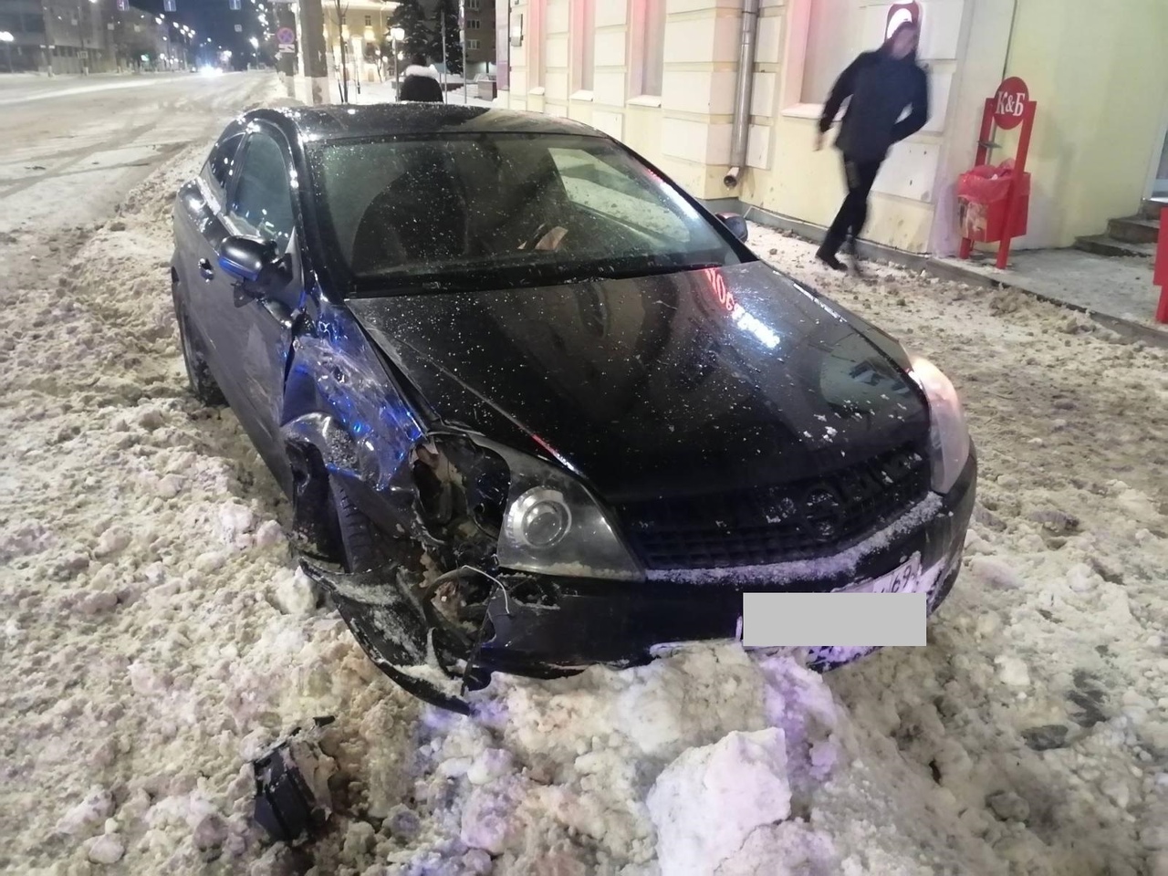 В центре Твери Opel вылетел на тротуар после столкновения с Renault