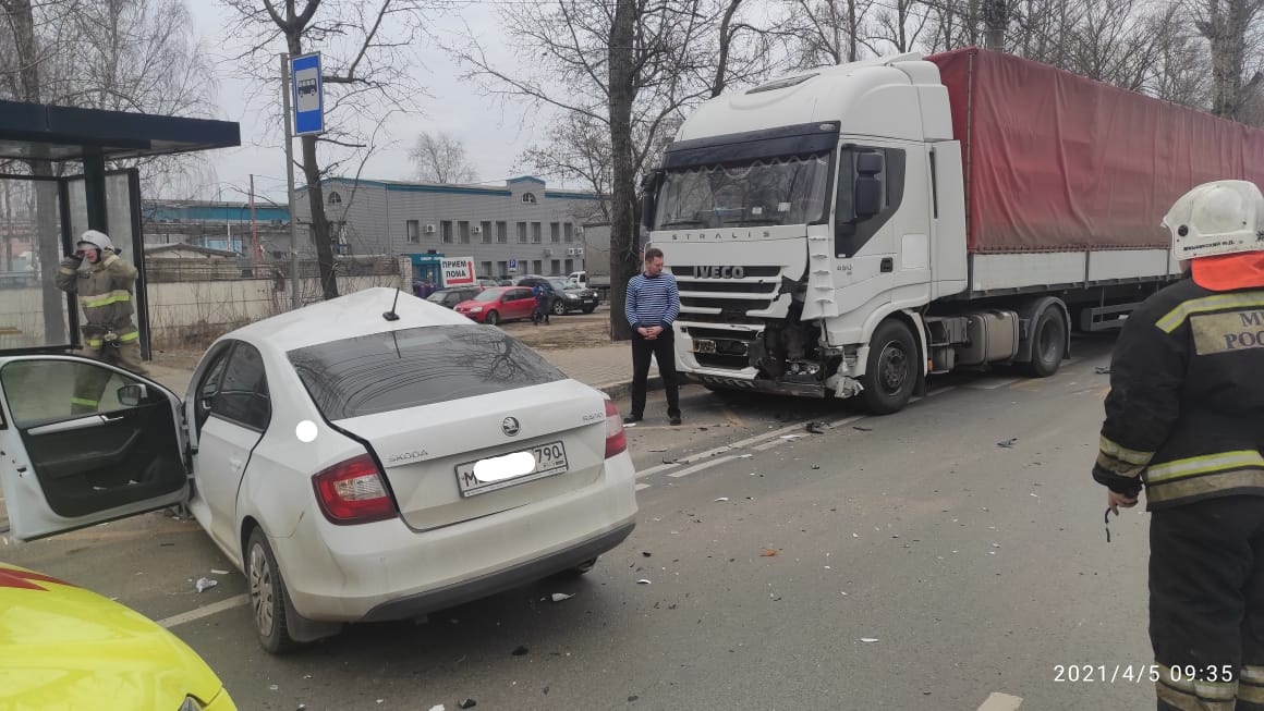 Виновником ДТП на Московском шоссе в Твери, где водитель легковушки получил тяжелые травмы, стал водитель грузовика