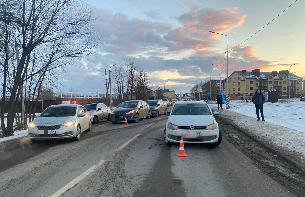 В Твери на Волоколамском шоссе столкнулись три автомобиля — есть пострадавшая