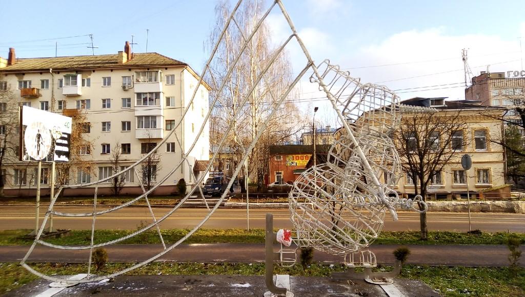 К Новому году Ржев Тверской области украсил светодиодный снеговик