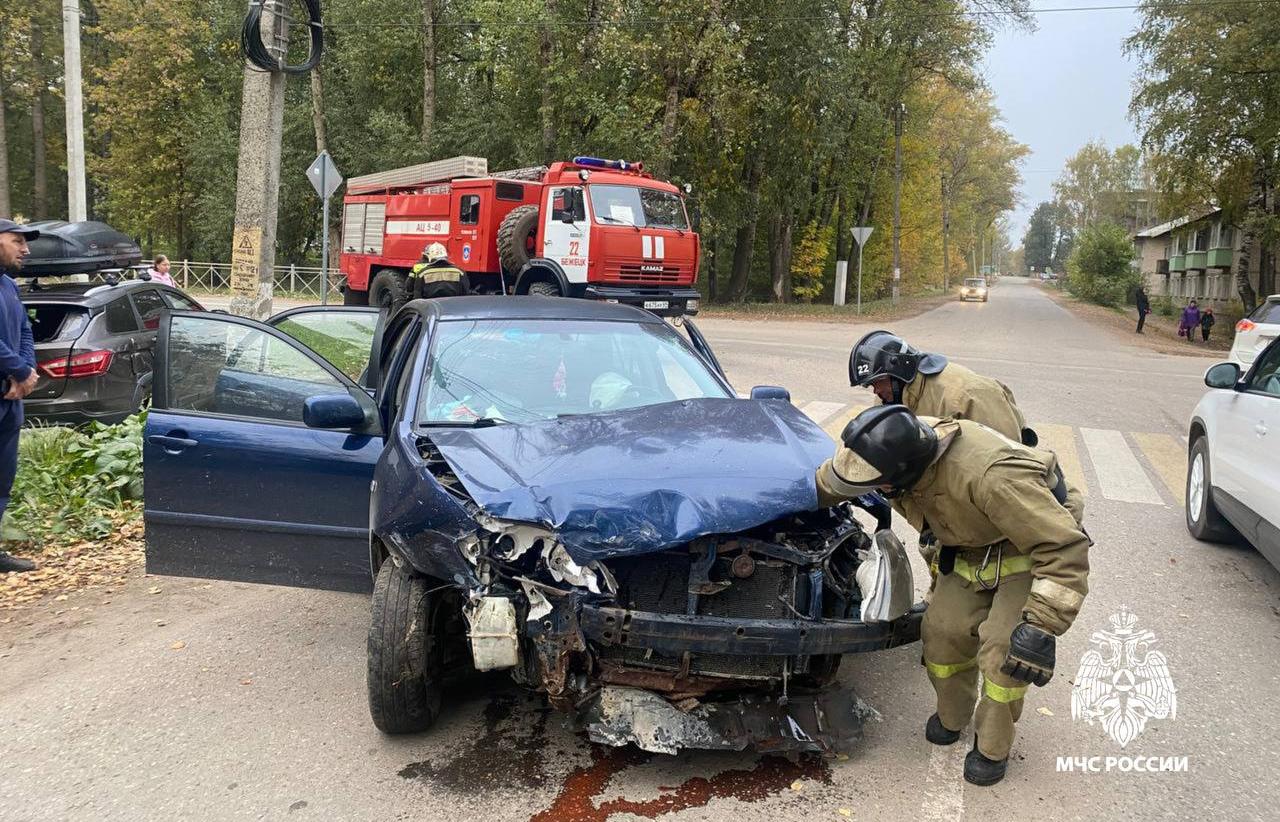 В Бежецке пожарные ликвидировали последствия аварии