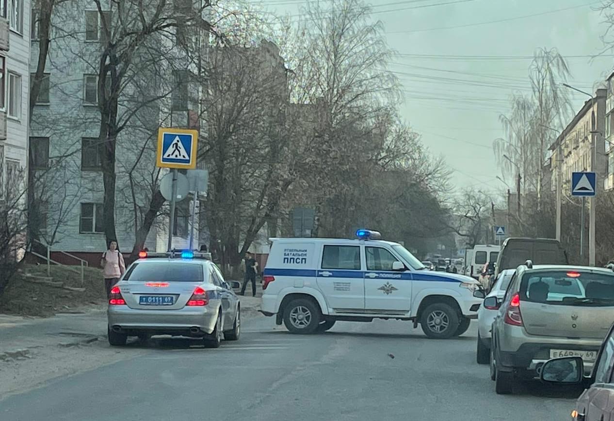 В Твери оперативные службы перекрыли улицу в центре города, очевидцы сообщают о выстрелах