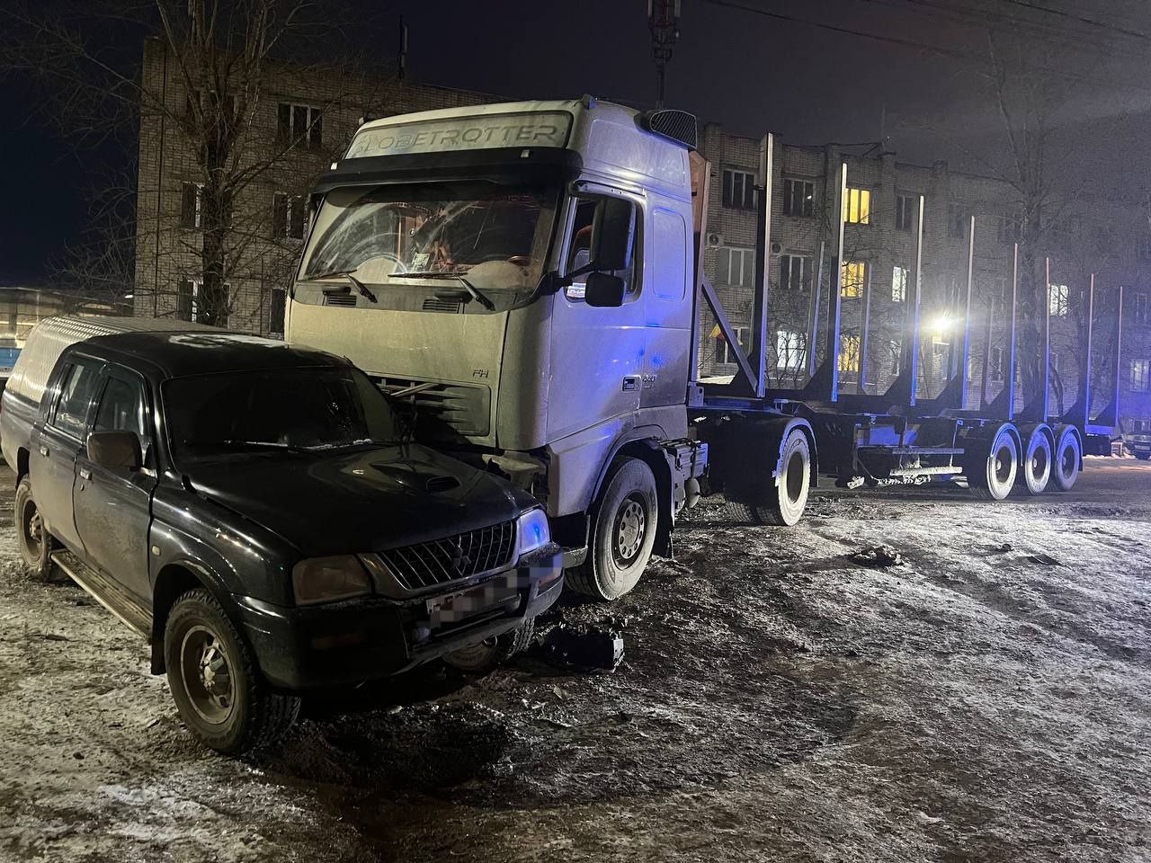 В Твери на улице Шишкова легковушка не пропустила грузовик