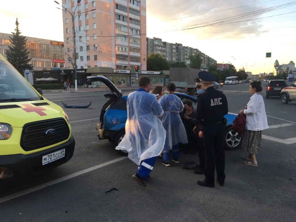 Два автомобиля столкнулись на площади Капошвара в Твери 