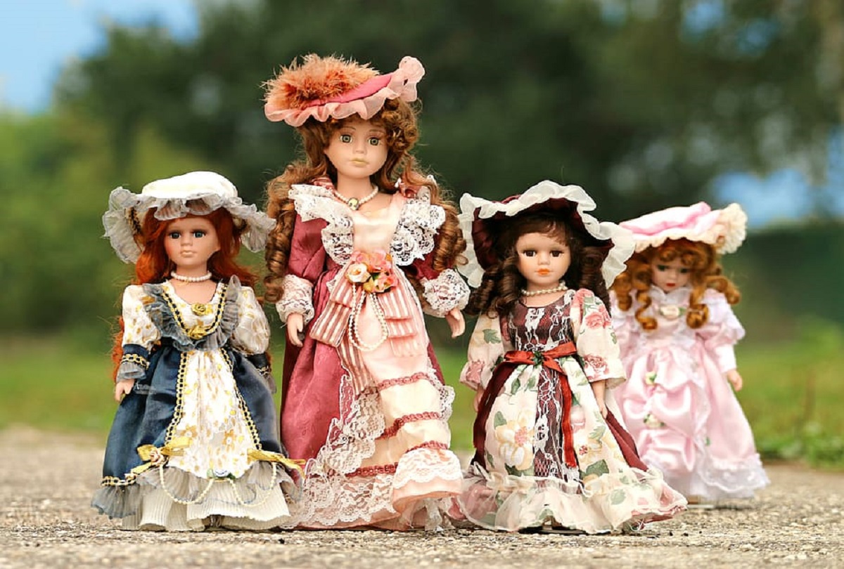 В Домотканово открыта выставка «Мир кукол»
