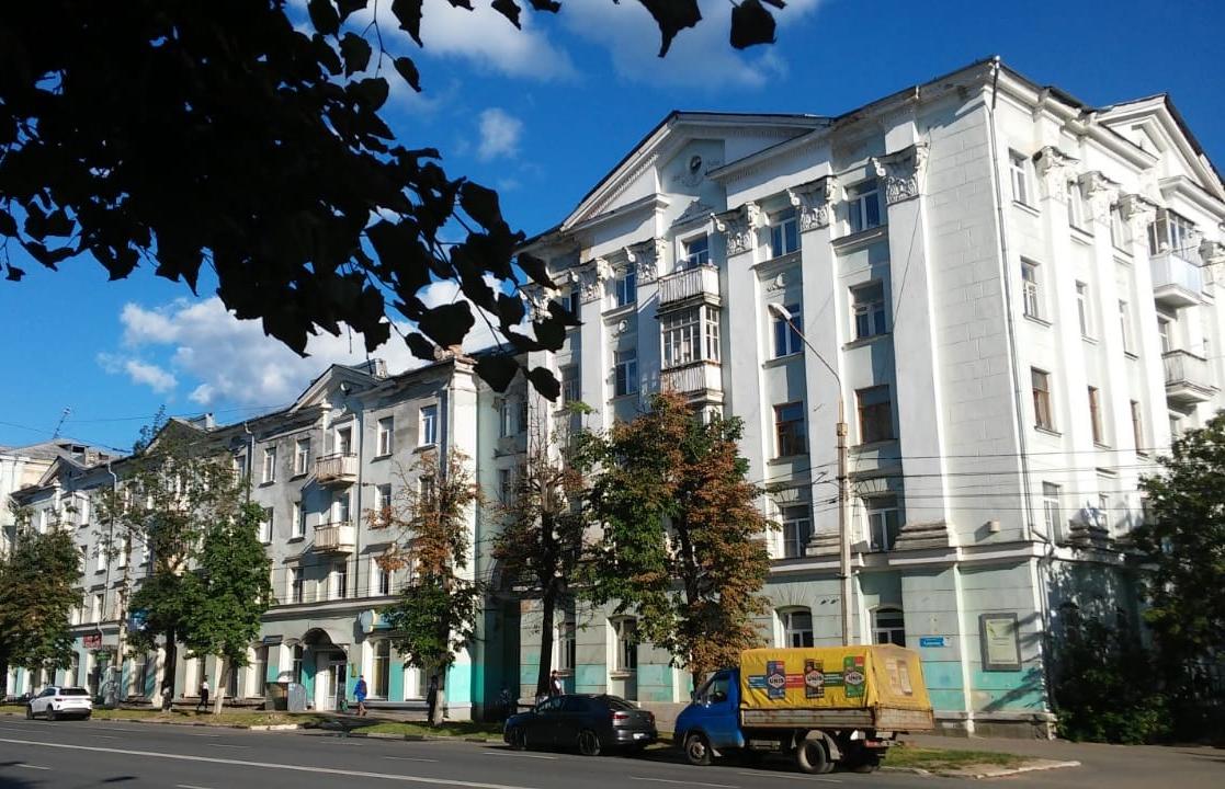 В Твери на проспекте Ленина в квартиру вместе с потолком упал работник управляющей компании