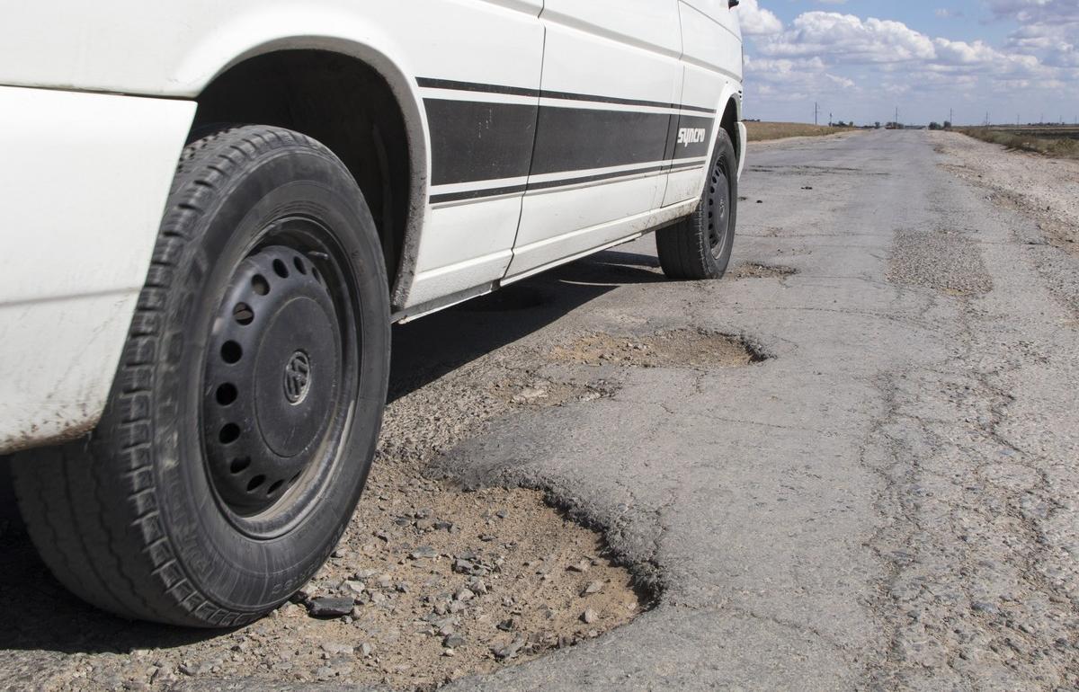 Жители Жарковского округа пожаловались на разбитую дорогу, по которой ходят школьные автобусы