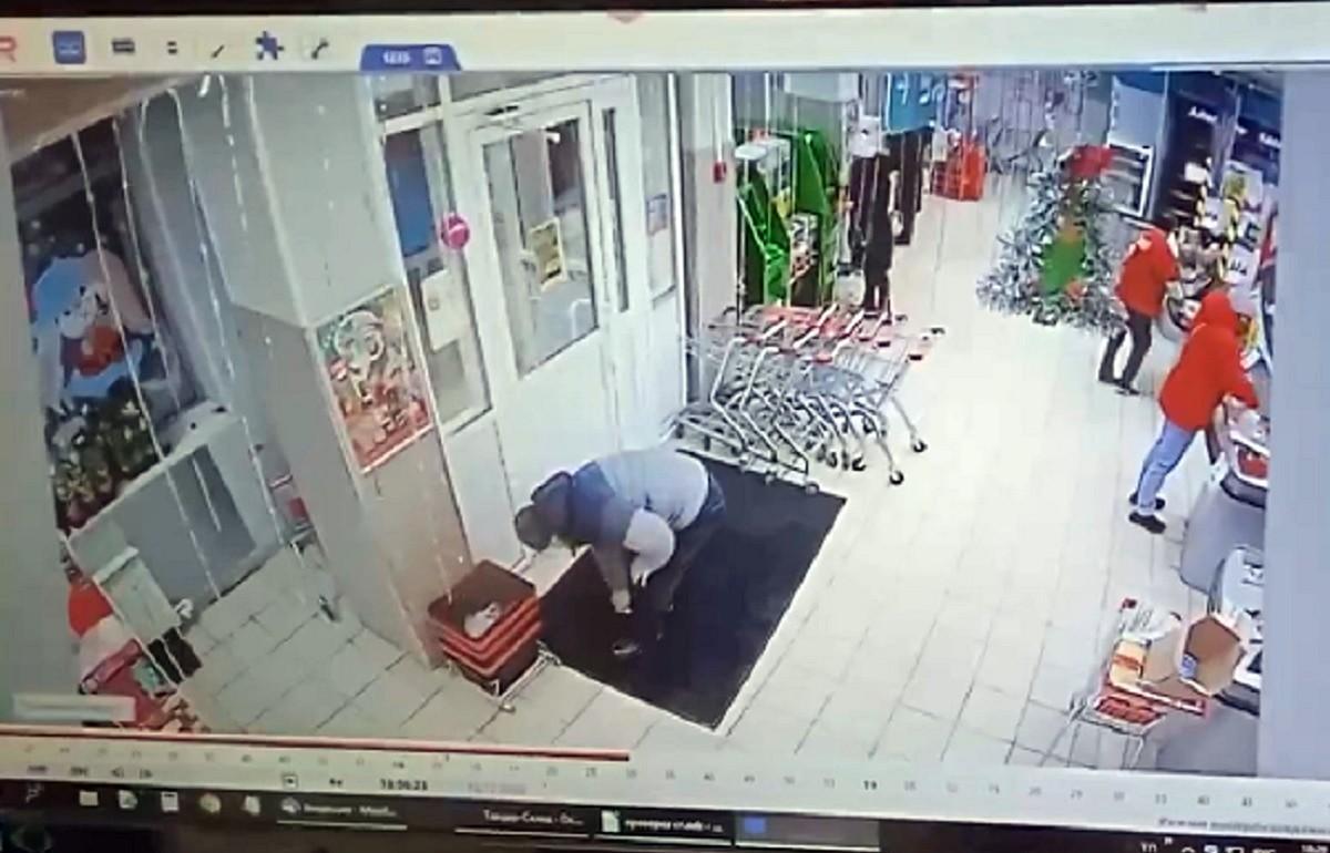 В Бежецке покупатель, потерявший в магазине 5-тысячную купюру, ищет ее нового обладателя - новости Афанасий
