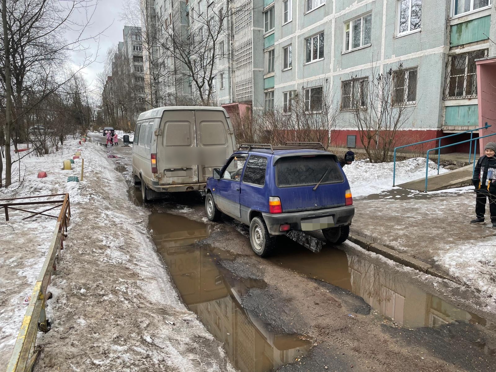 В Твери «Ока» после столкновения с ГАЗелью наехала на выходившего из нее  пассажира | 07.04.2022 | Тверь - БезФормата