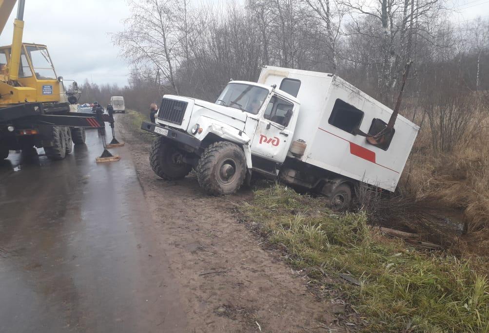 Два человека доставлены в больницу после ДТП с вахтовым автобусом в Тверской области