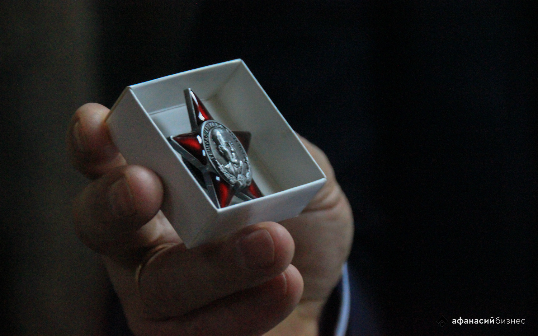 «Это очень много значит»: учителю из Тверской области вручили высшую награду ВДВ
