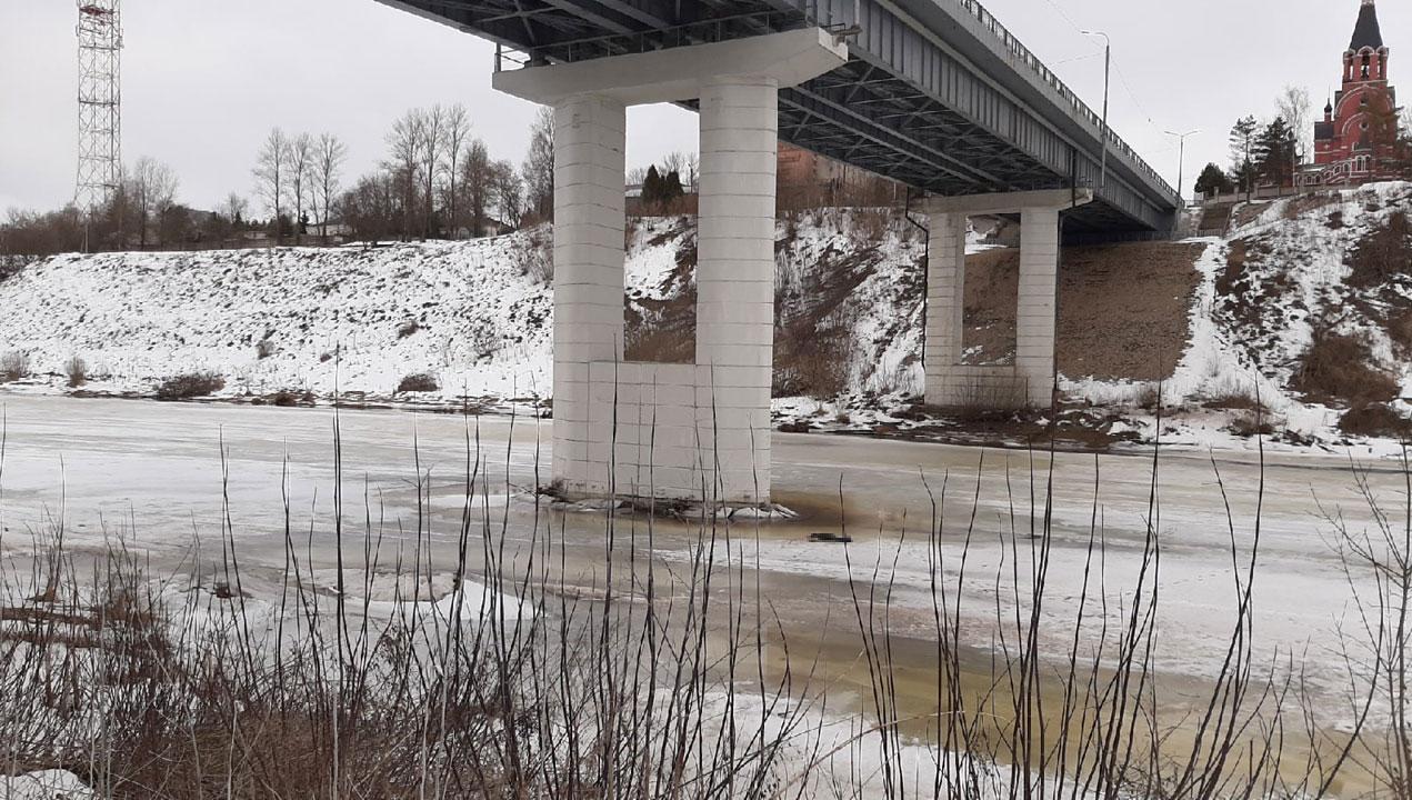 Жителей просят помочь опознать погибшего мужчину, найденного под мостом в Ржеве Тверской области (18+)