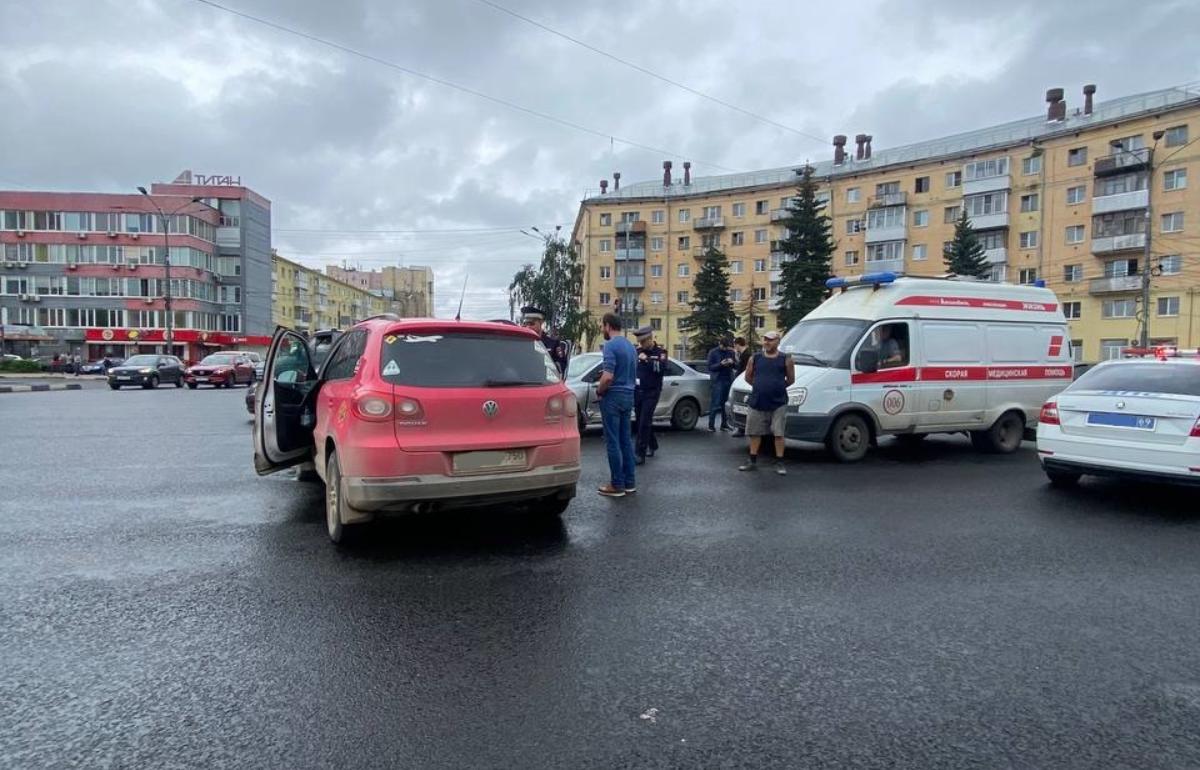 Момент столкновения машин на площади Капошвара в Твери попал на видео