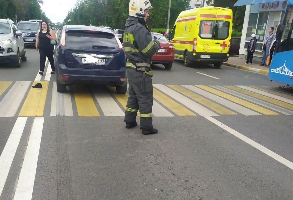 Сбили 4 летнюю девочку. В Твери автобус сбил девочку на пешеходном. Девушка переходит дорогу.