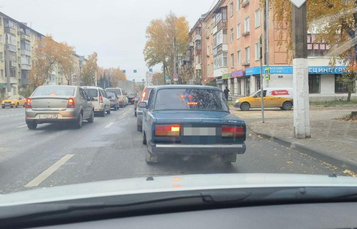 В Твери у мужчины в машине нашли целый ящик контрафактной водки