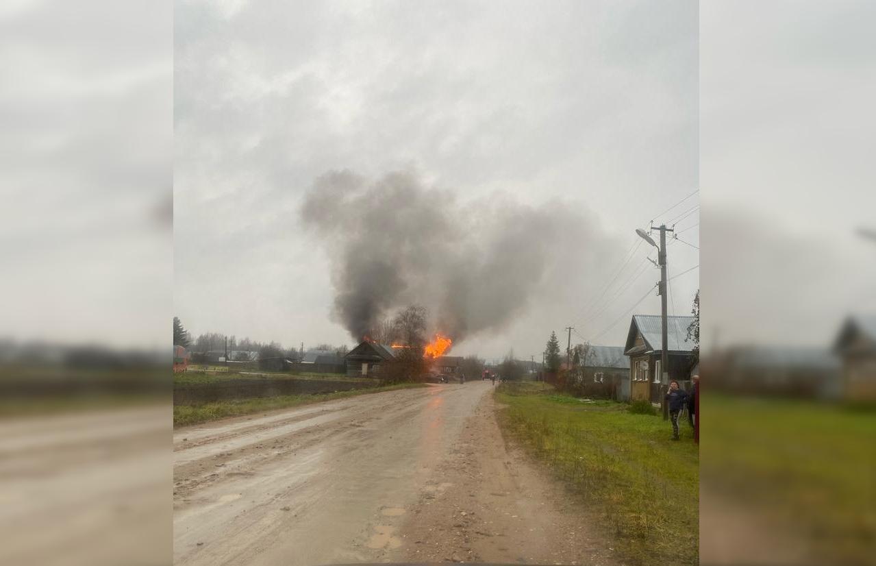 Под Вышним Волочком сгорел дом многодетной семьи