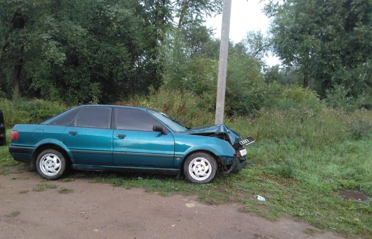 В Торопце легковушка въехала столб: пострадали два человека