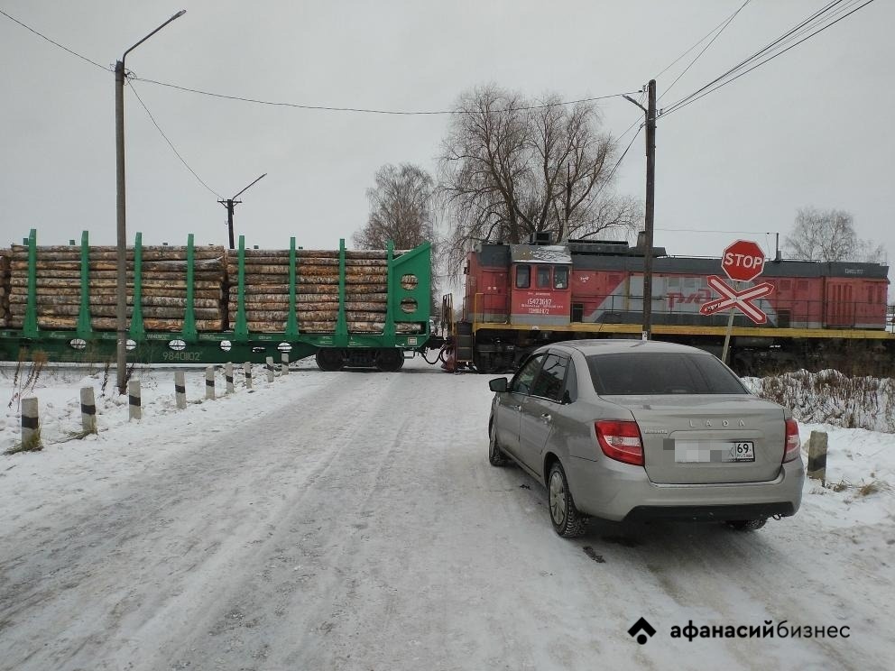 В Вышнем Волочке автомобиль столкнулся с грузовым поездом - новости Афанасий